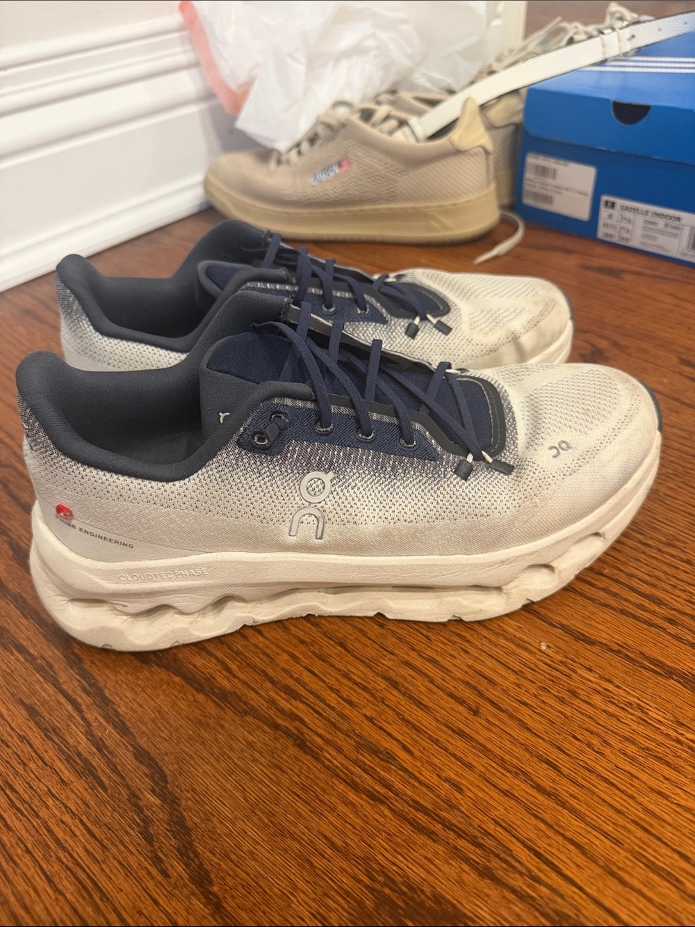 On Running Cloudstratus Men’s Running Shoes - Navy & Cream size 9